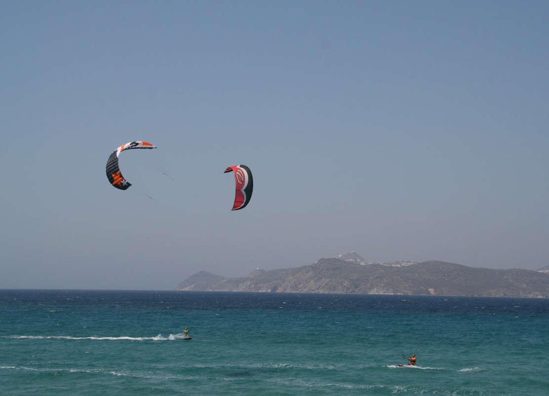 Due kiter incrociano ad Achivadolimni