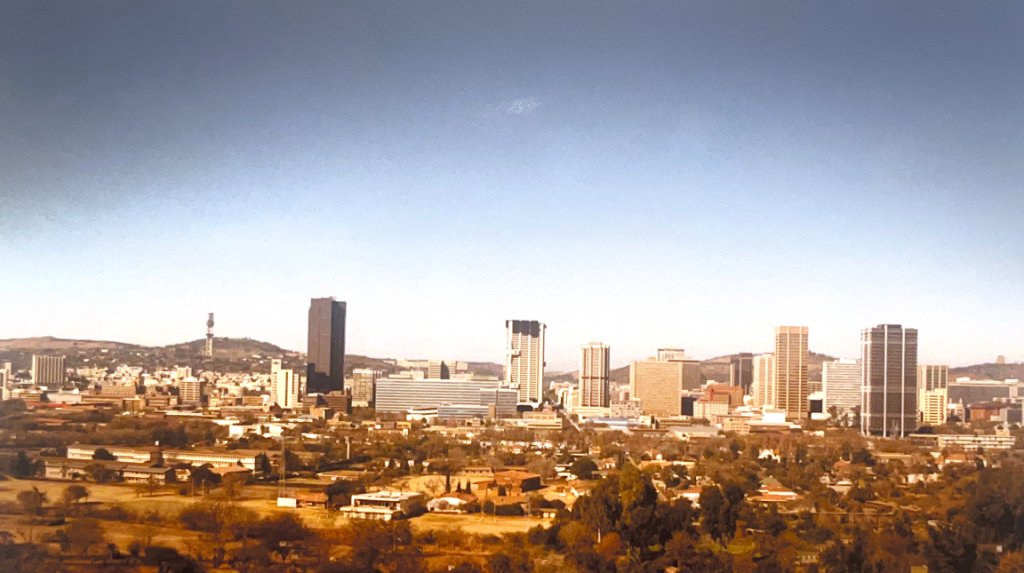 Lo skyline di Pretoria nel 1994: i grattacieli del centro, le colline e la torre delle telecomunicazioni sullo sfondo