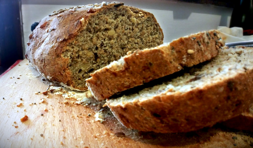 Pane rustico con uvetta, pinoli e fichi