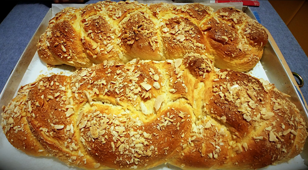 Trecce di pan brioche con granella di mandorle