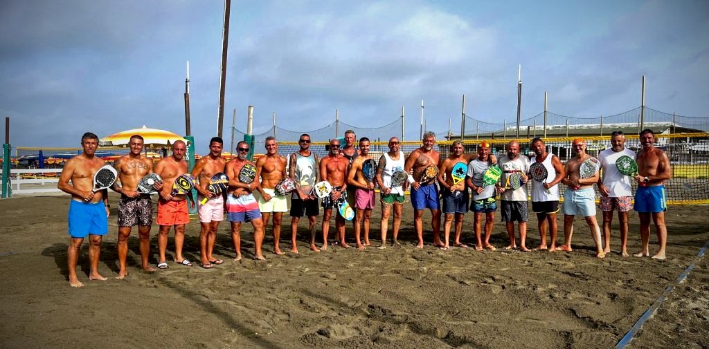 I Somari in fila sul campo da beach tennis del Neri Village, racchette in mano, prima dell'inizio del torneo