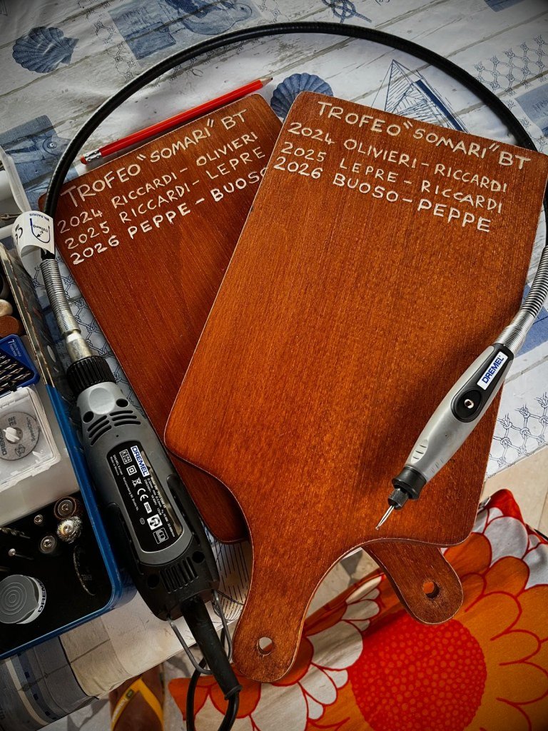 I due taglieri di legno del Trofeo Somari con i nomi incisi del 2024, 2025 e 2026, accanto al Dremel